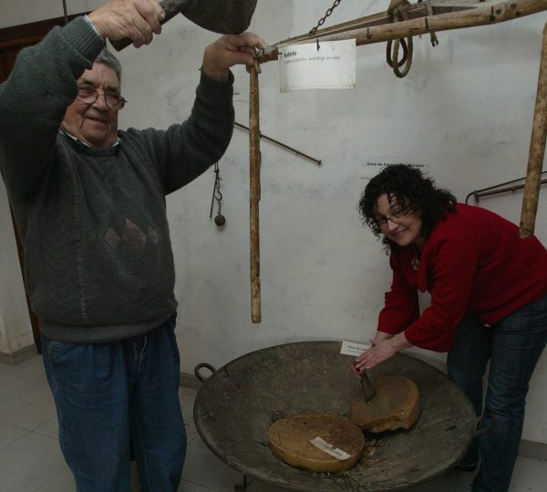 JAVIER SIXTO Y SU HIJA MARI FE SIXTO, PROPIETARIOS DE LA EMPRESA "MEL DO TROBO" DE O VALADOURO, QUE PRODUCEN MIEL DE MANERA ARTESANAL.

APICULTURA. APICULTORES